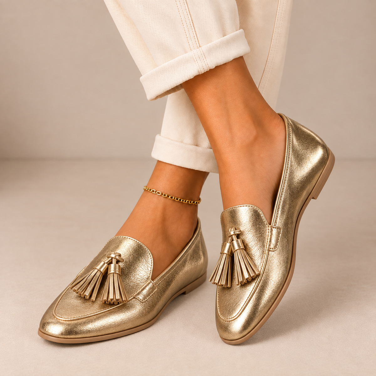 Mocassins Dourados com Borlas